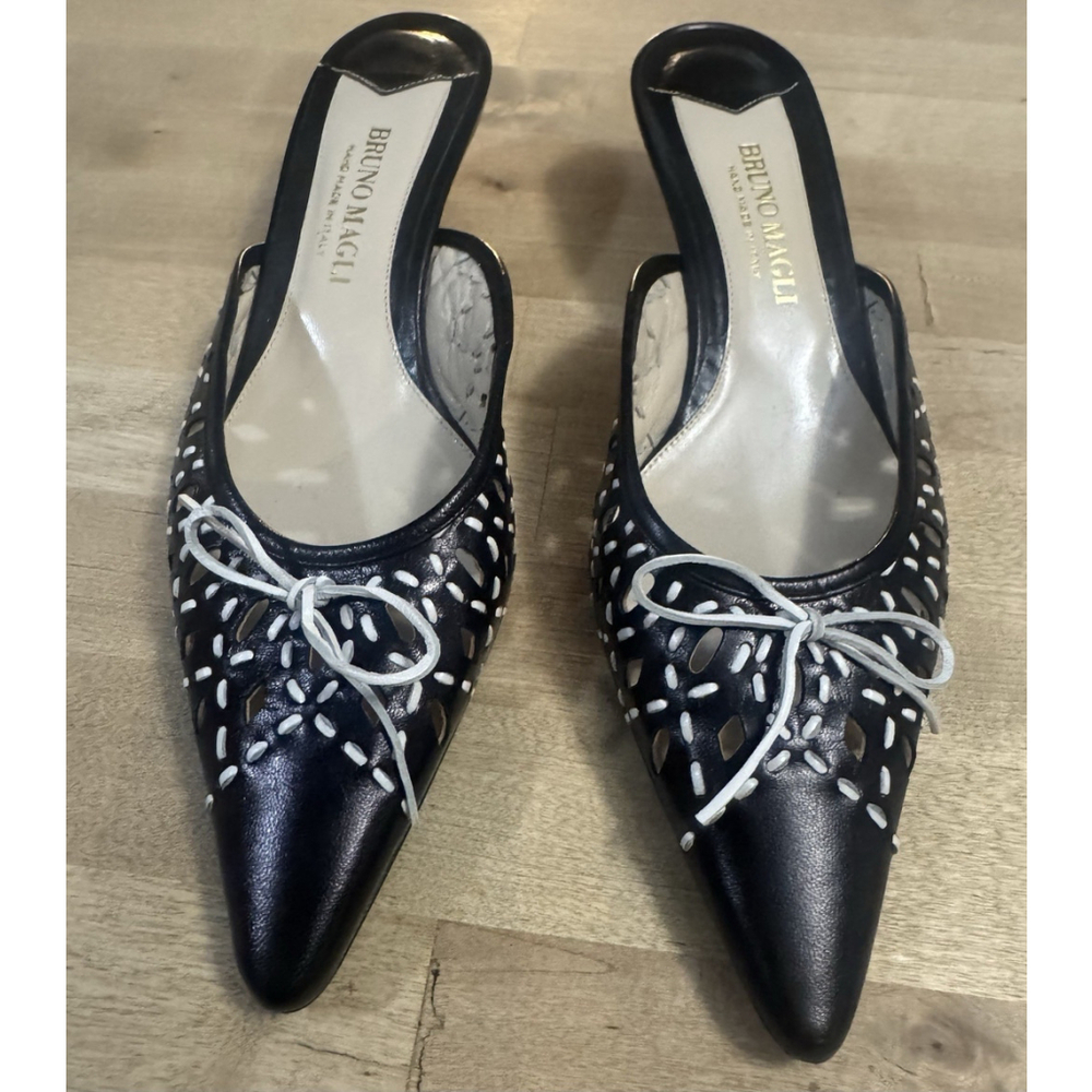 Bruno Magli Women’s Black Leather Kitten Heel Laser Cut Bow Italy 8 NEW! - Picture 2 of 10
